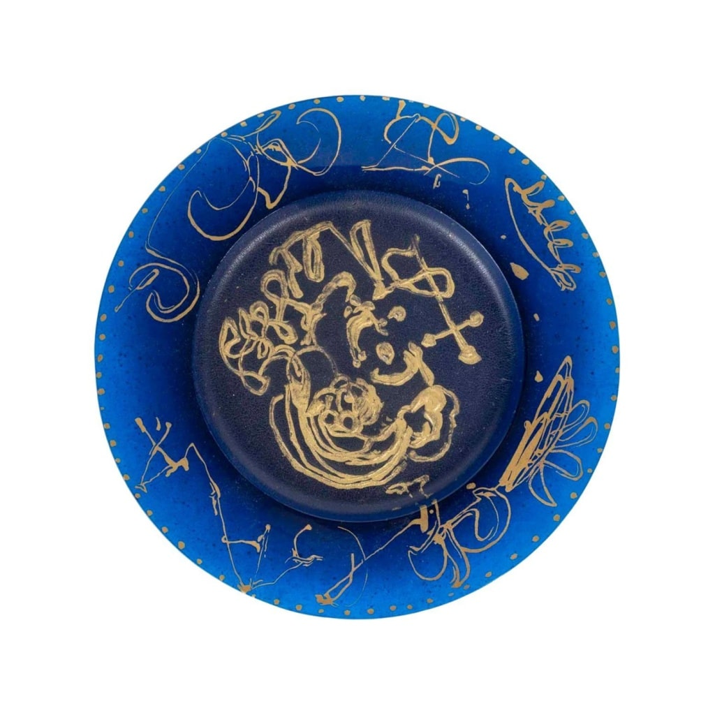 Assiette en pâte de verre de couleur bleu de Daum et Dali, signée, XXème siècle. | Biron 
