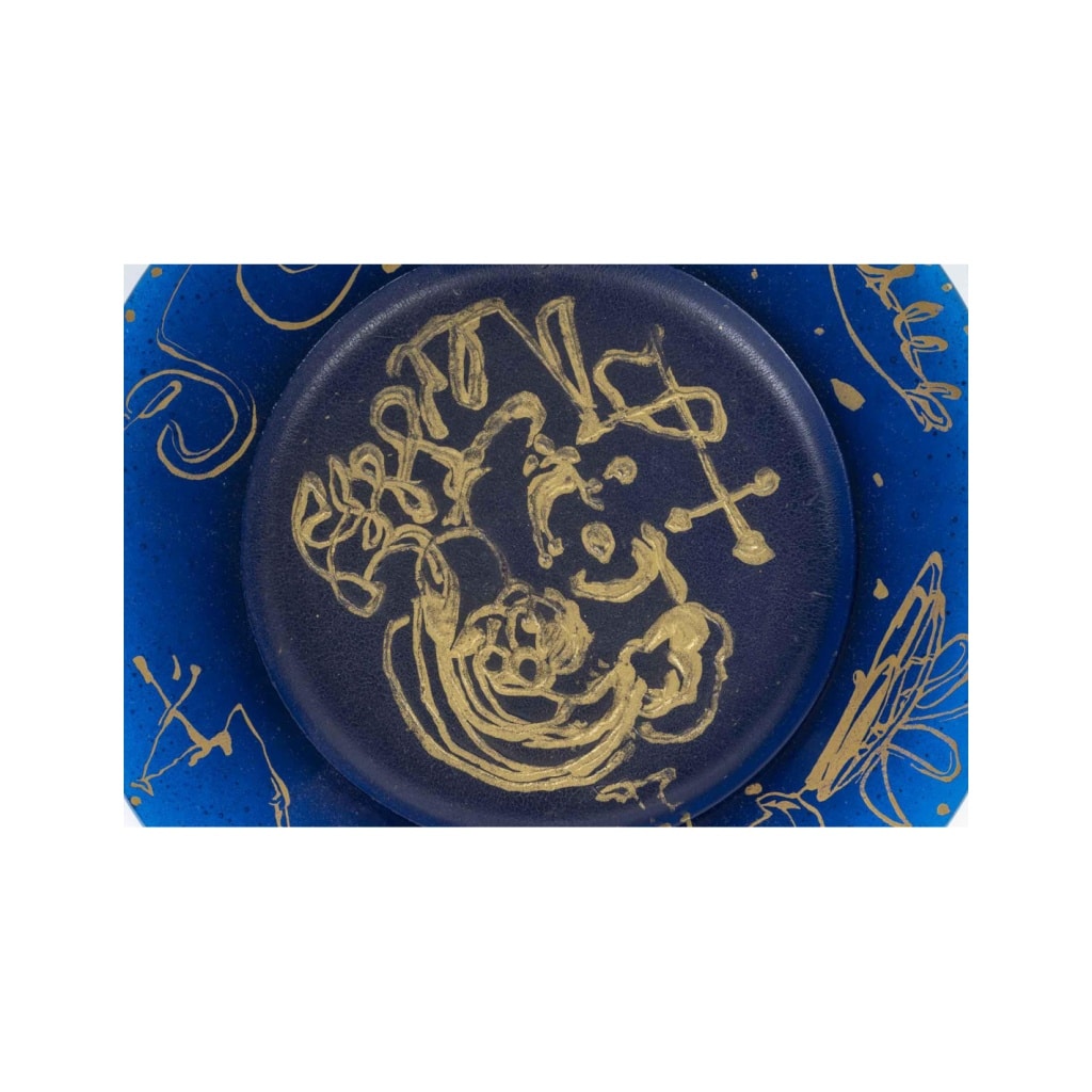 Assiette en pâte de verre de couleur bleu de Daum et Dali, signée, XXème siècle. | Biron 