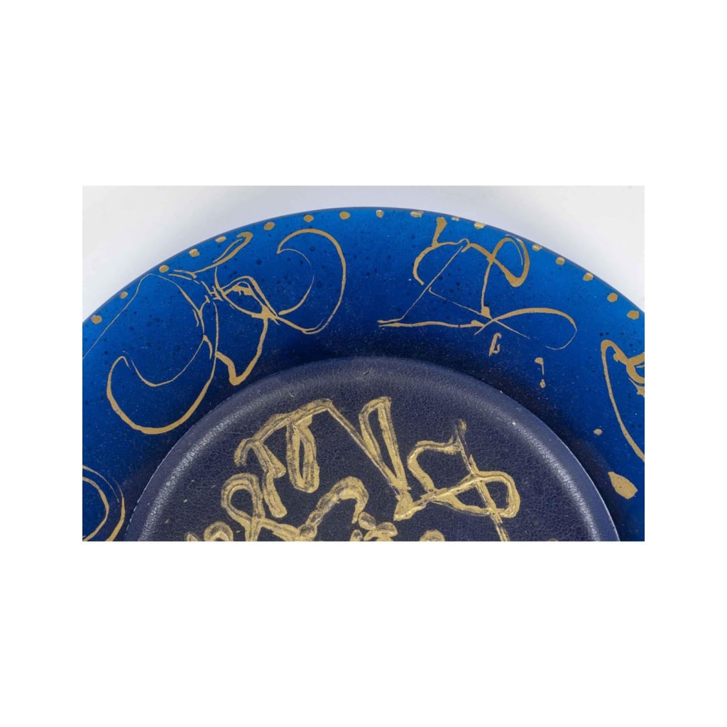 Assiette en pâte de verre de couleur bleu de Daum et Dali, signée, XXème siècle. | Biron 