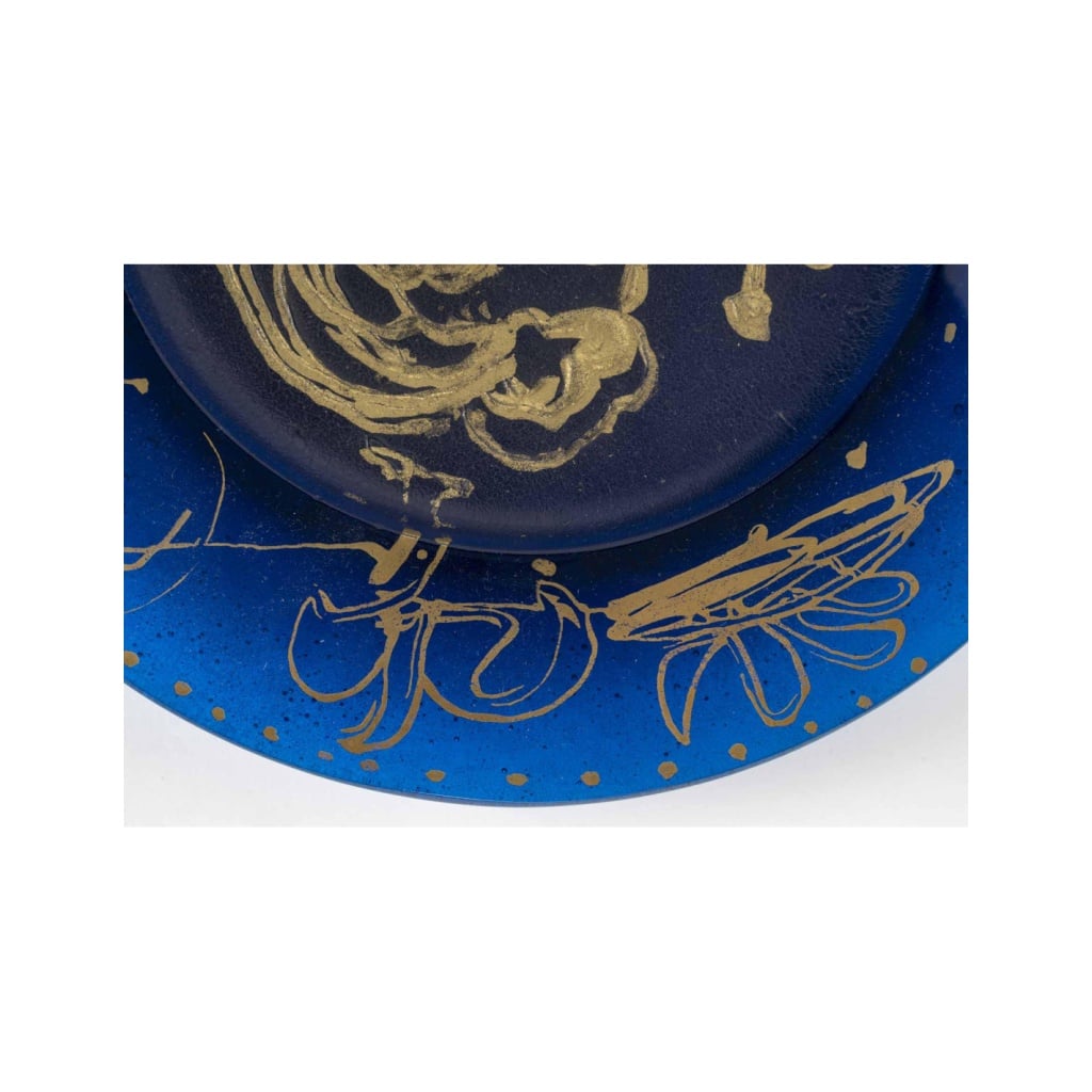 Assiette en pâte de verre de couleur bleu de Daum et Dali, signée, XXème siècle. | Biron 