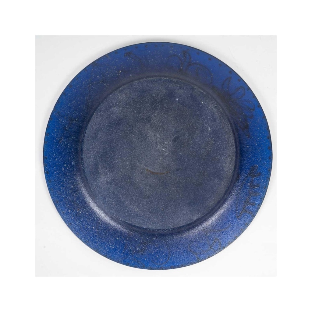 Assiette en pâte de verre de couleur bleu de Daum et Dali, signée, XXème siècle. | Biron 