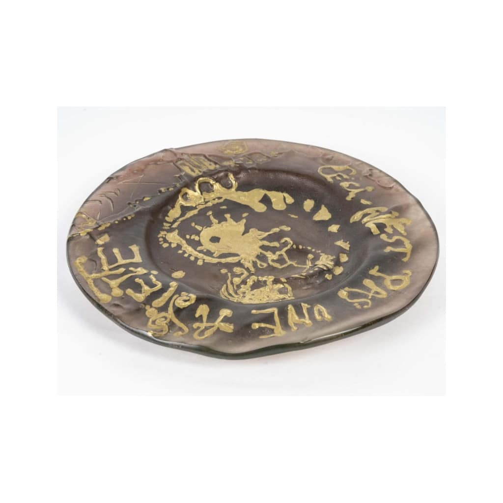 Assiette en pâte de verre de couleur brune de Daum et Dali, signée, XXème siècle. | Biron 