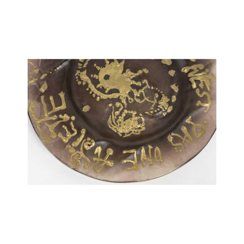 Assiette en pâte de verre de couleur brune de Daum et Dali, signée, XXème siècle. | Biron 