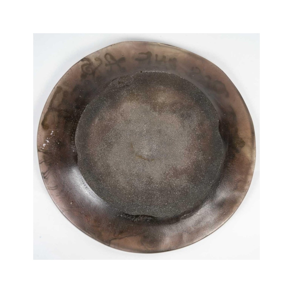 Assiette en pâte de verre de couleur brune de Daum et Dali, signée, XXème siècle. | Biron 