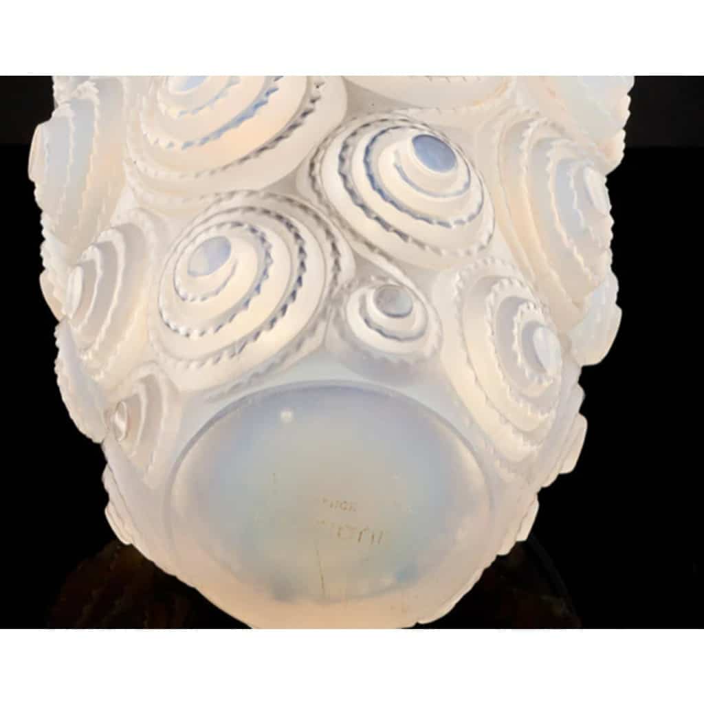 René Lalique, vase « Spirales » verre opalescent. | Biron 