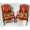 Paire de larges fauteuils en noyer mouluré et sculpté d’époque Régence vers 1720 | Biron 