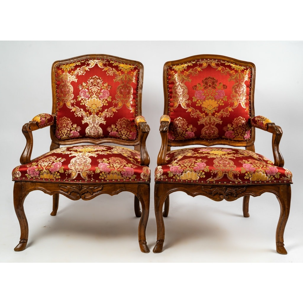 Paire de larges fauteuils en noyer mouluré et sculpté d’époque Régence vers 1720 | Biron 