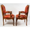 Paire de larges fauteuils en noyer mouluré et sculpté d’époque Régence vers 1720 | Biron 