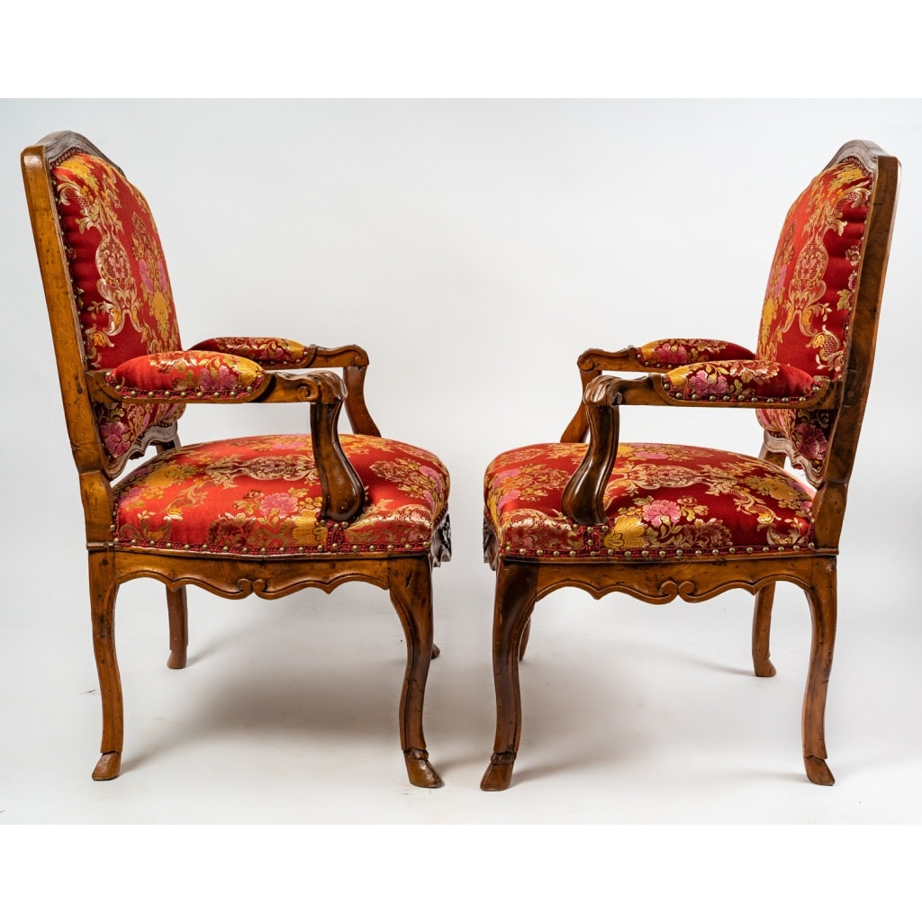Paire de larges fauteuils en noyer mouluré et sculpté d’époque Régence vers 1720 | Biron 