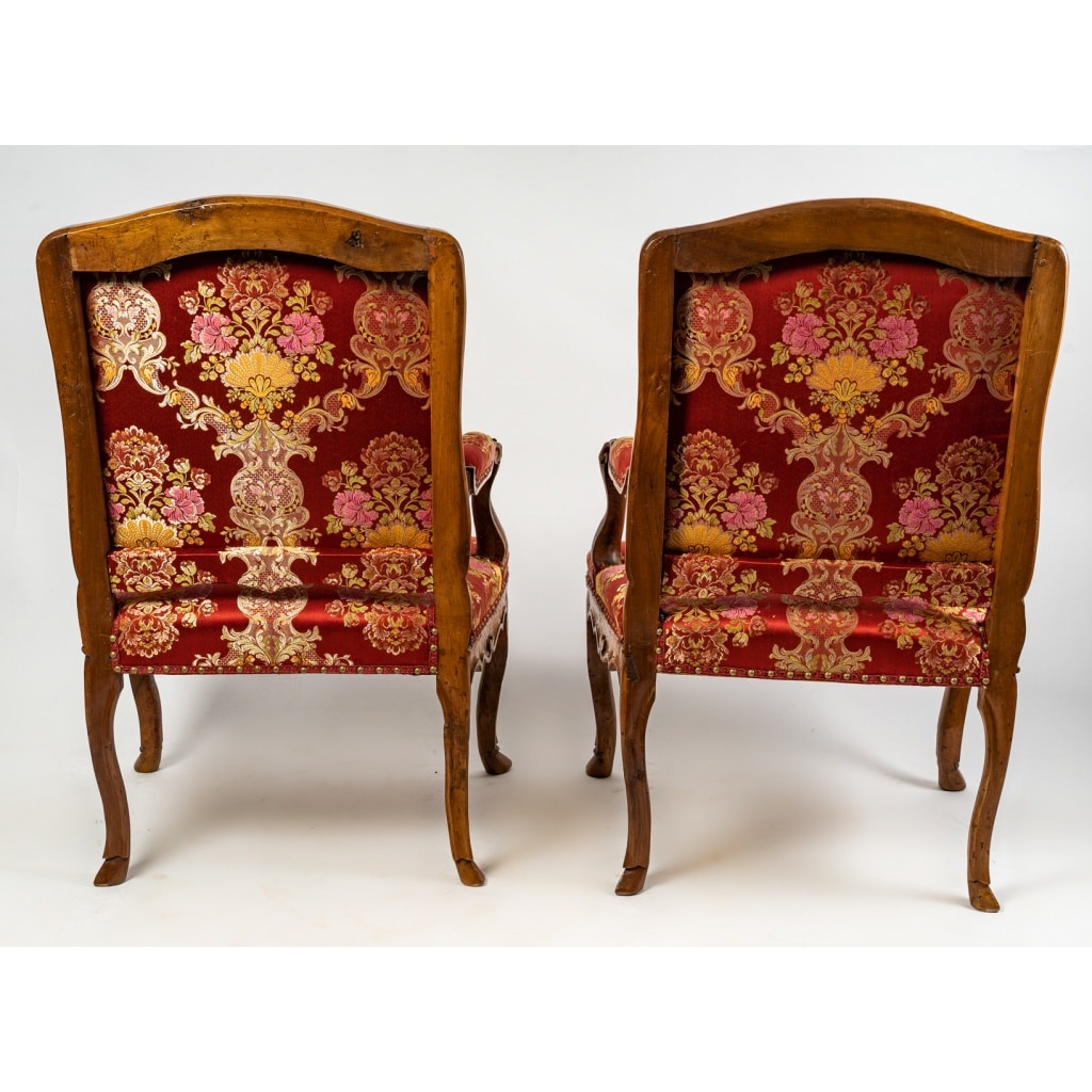 Paire de larges fauteuils en noyer mouluré et sculpté d’époque Régence vers 1720 | Biron 