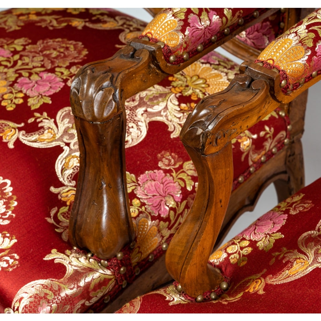 Paire de larges fauteuils en noyer mouluré et sculpté d’époque Régence vers 1720 | Biron 