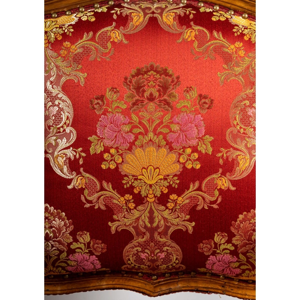 Paire de larges fauteuils en noyer mouluré et sculpté d’époque Régence vers 1720 | Biron 