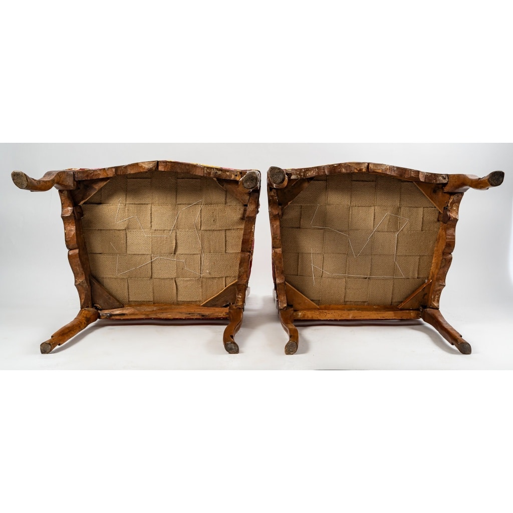 Paire de larges fauteuils en noyer mouluré et sculpté d’époque Régence vers 1720 | Biron 