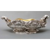 TIFFANY & Co – Importante Jardinière en argent massif époque XIXe | Biron TIFFANY & Co – Importante Jardinière en argent massif époque XIXe Importante Jardinière assymétrique en argent massif ovale, montée sur un piédouche chantourné orné de vagues d’où émerge un corps entièrement ciselé et décoré de fleurs, feuillages, rinceaux, arabesques, flanqué de chaque côté d’anses attenantes à enroulement. Doublure intérieure amovible en Vermeil. Modèle de MESSONNIER. Dimensions : Longueur : 57 cm avec anses -30 cm sans anses -Intérieur : 42 cm × 25 cm Hauteur totale : 20 cm -Base : 31 cm x 24 cm Matière : Argent 1er titre 950/°°° Poids : 7 200 grammes Poinçon : MINERVE 1 er titre Orfèvre : TIFFANY & Co PARIS Epoque : 2eme partie du XIXe siècle Vers 1853 Origine : FRANCE