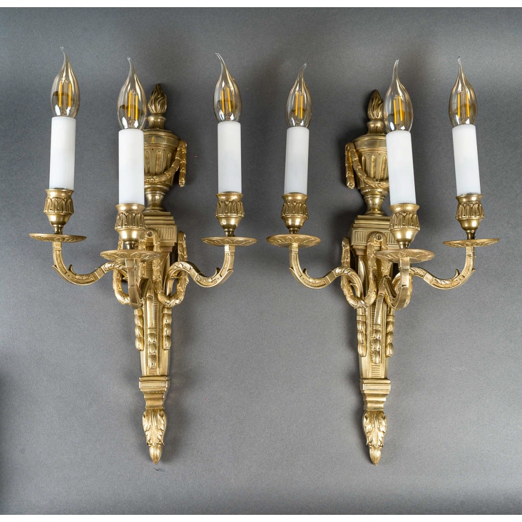 Paire d’appliques à trois bras de lumière en bronze ciselé et doré de style Louis XVI | Biron 