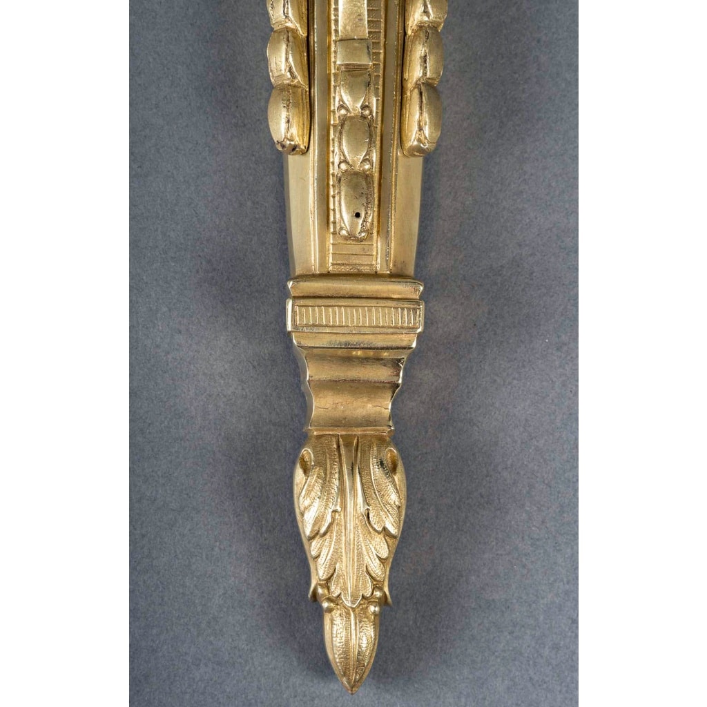 Paire d’appliques à trois bras de lumière en bronze ciselé et doré de style Louis XVI | Biron 