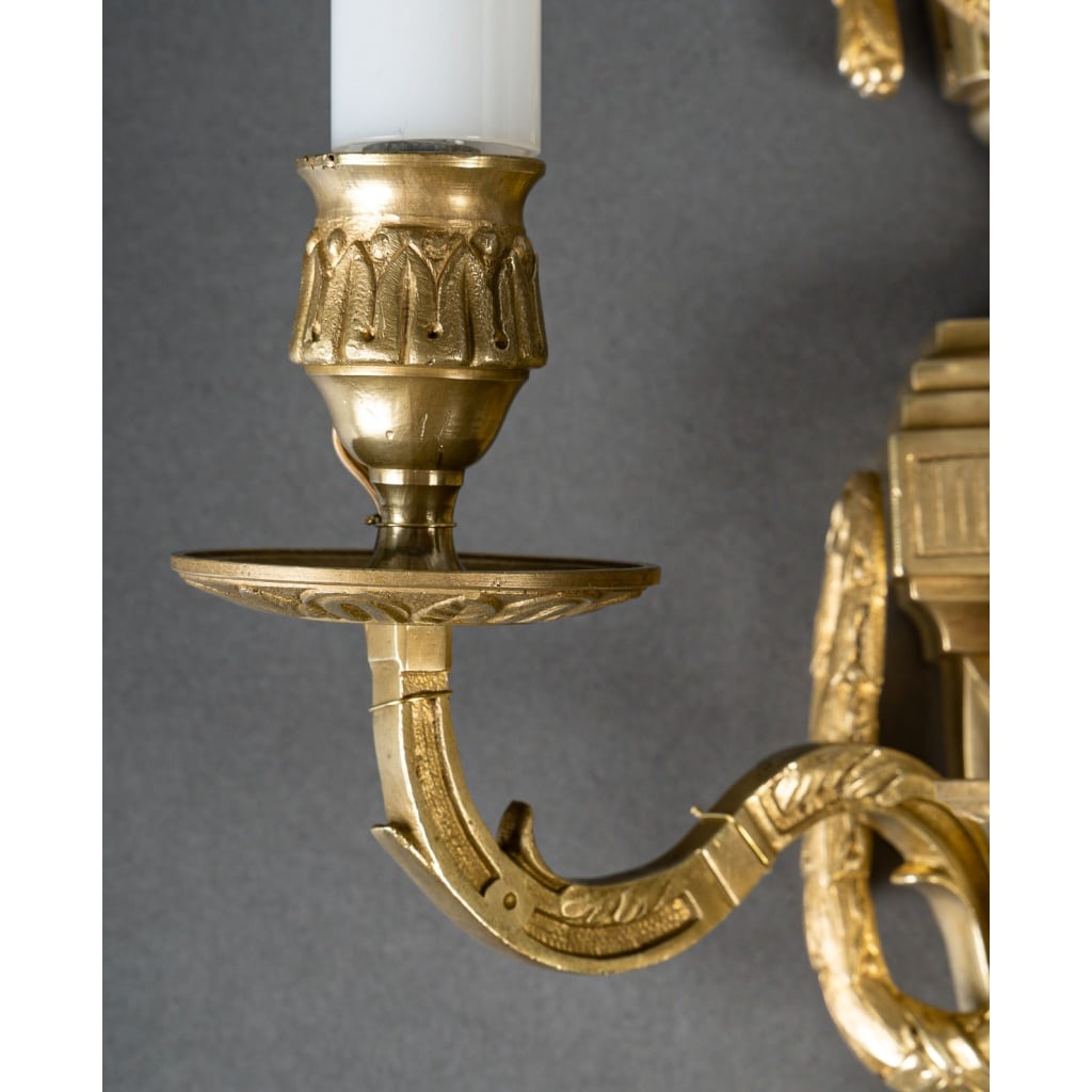 Paire d’appliques à trois bras de lumière en bronze ciselé et doré de style Louis XVI | Biron 