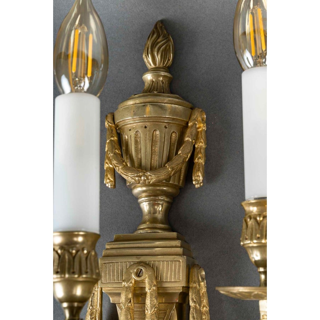 Paire d’appliques à trois bras de lumière en bronze ciselé et doré de style Louis XVI | Biron 