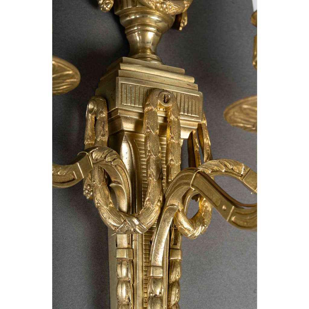 Paire d’appliques à trois bras de lumière en bronze ciselé et doré de style Louis XVI | Biron 