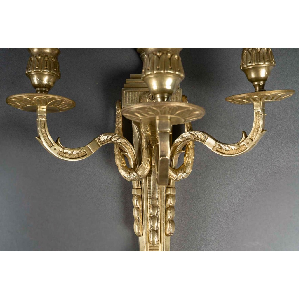Paire d’appliques à trois bras de lumière en bronze ciselé et doré de style Louis XVI | Biron 