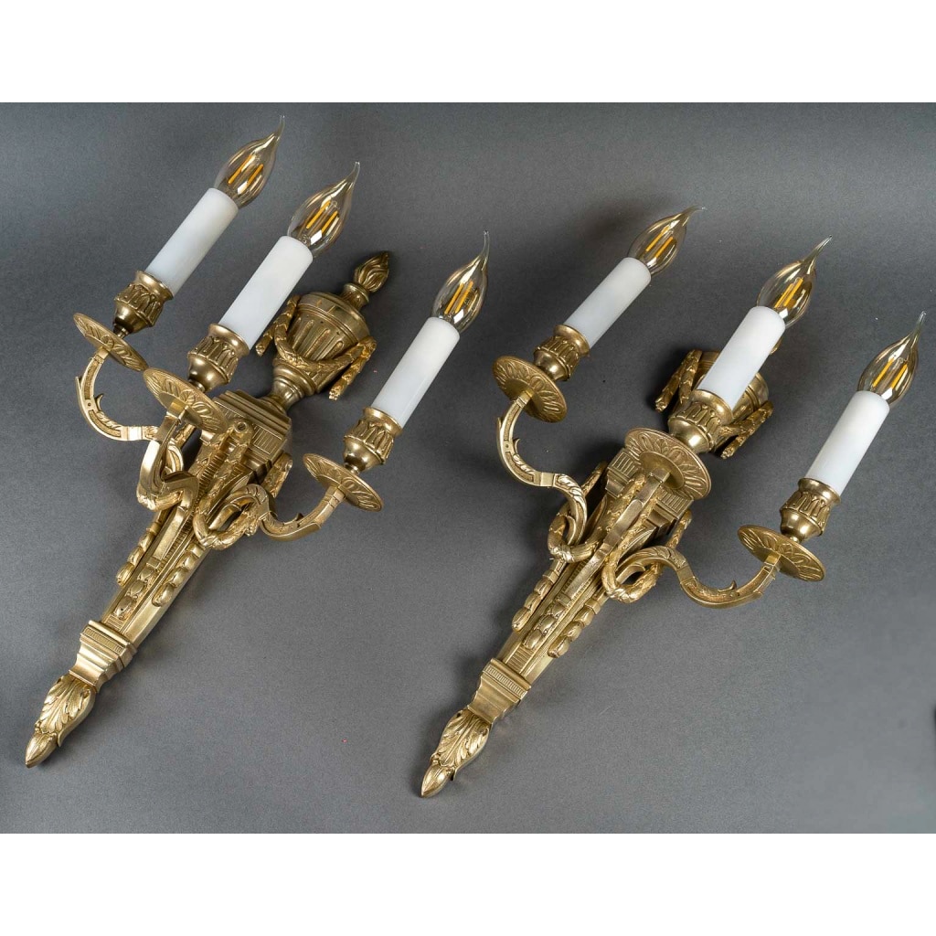 Paire d’appliques à trois bras de lumière en bronze ciselé et doré de style Louis XVI | Biron 