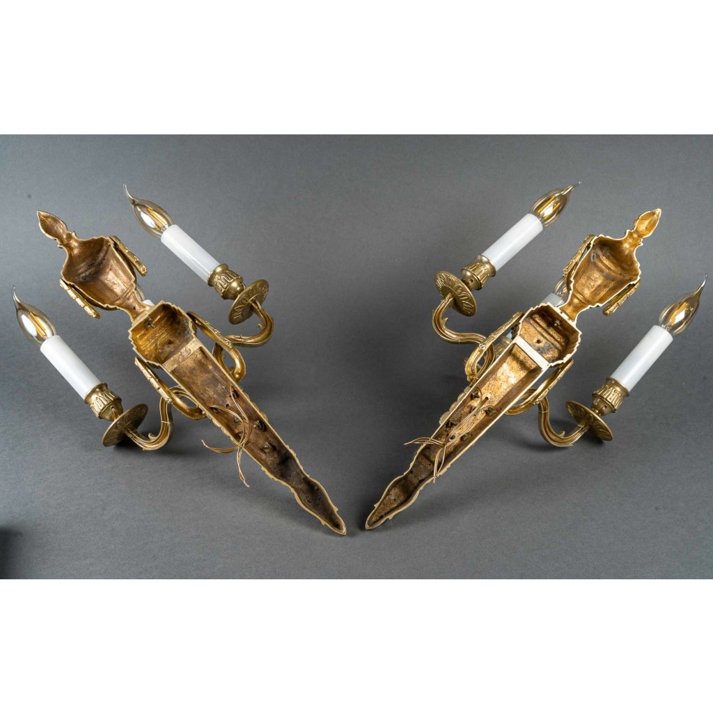 Paire d’appliques à trois bras de lumière en bronze ciselé et doré de style Louis XVI | Biron 
