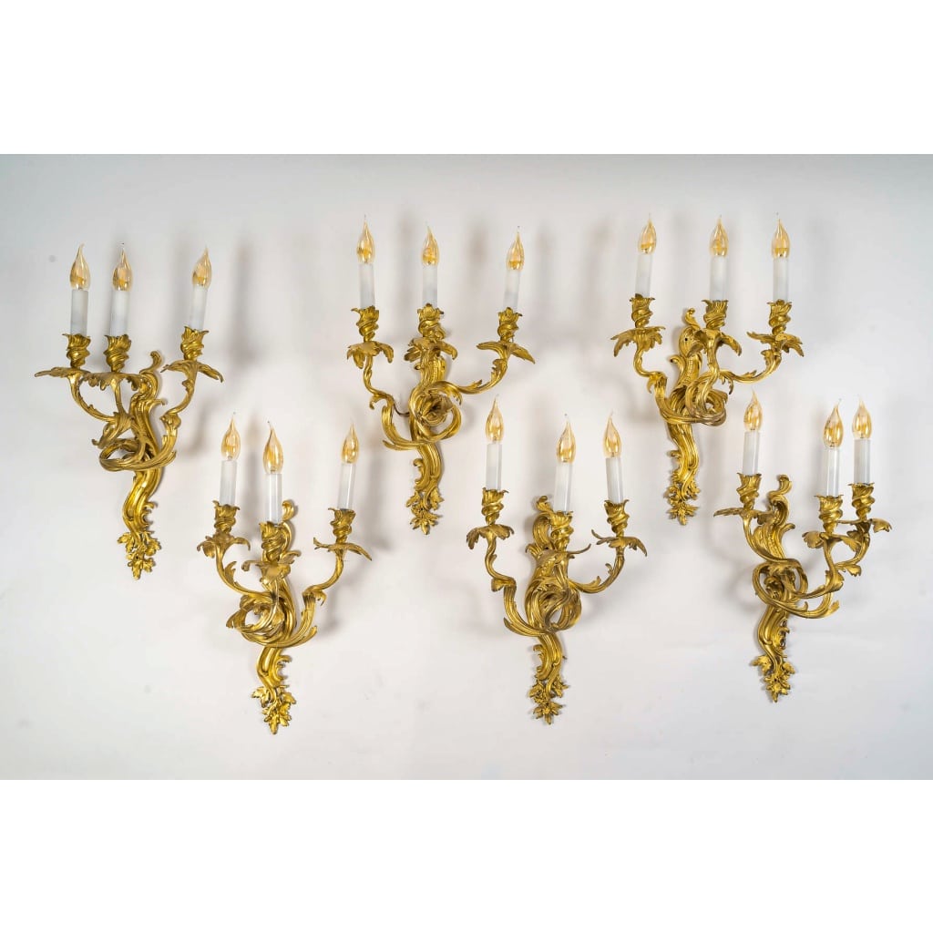 Série de six appliques à trois lumières de style Louis XV en bronze ciselé et doré vers 1880-1890 | Biron 