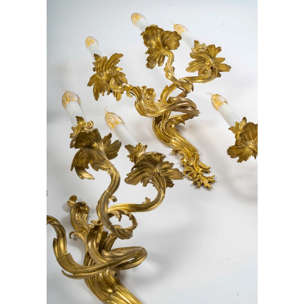 Série de six appliques à trois lumières de style Louis XV en bronze ciselé et doré vers 1880-1890 | Biron 