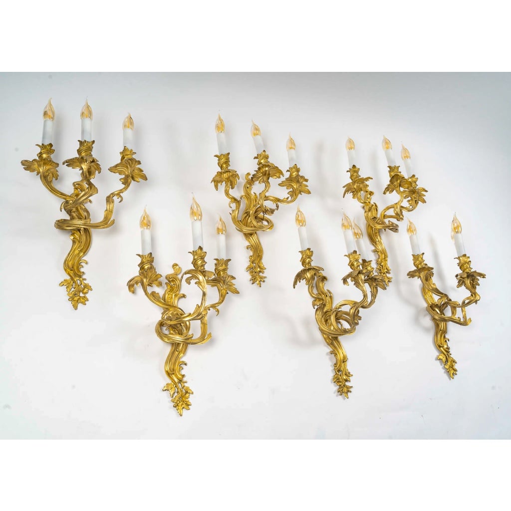 Série de six appliques à trois lumières de style Louis XV en bronze ciselé et doré vers 1880-1890 | Biron 