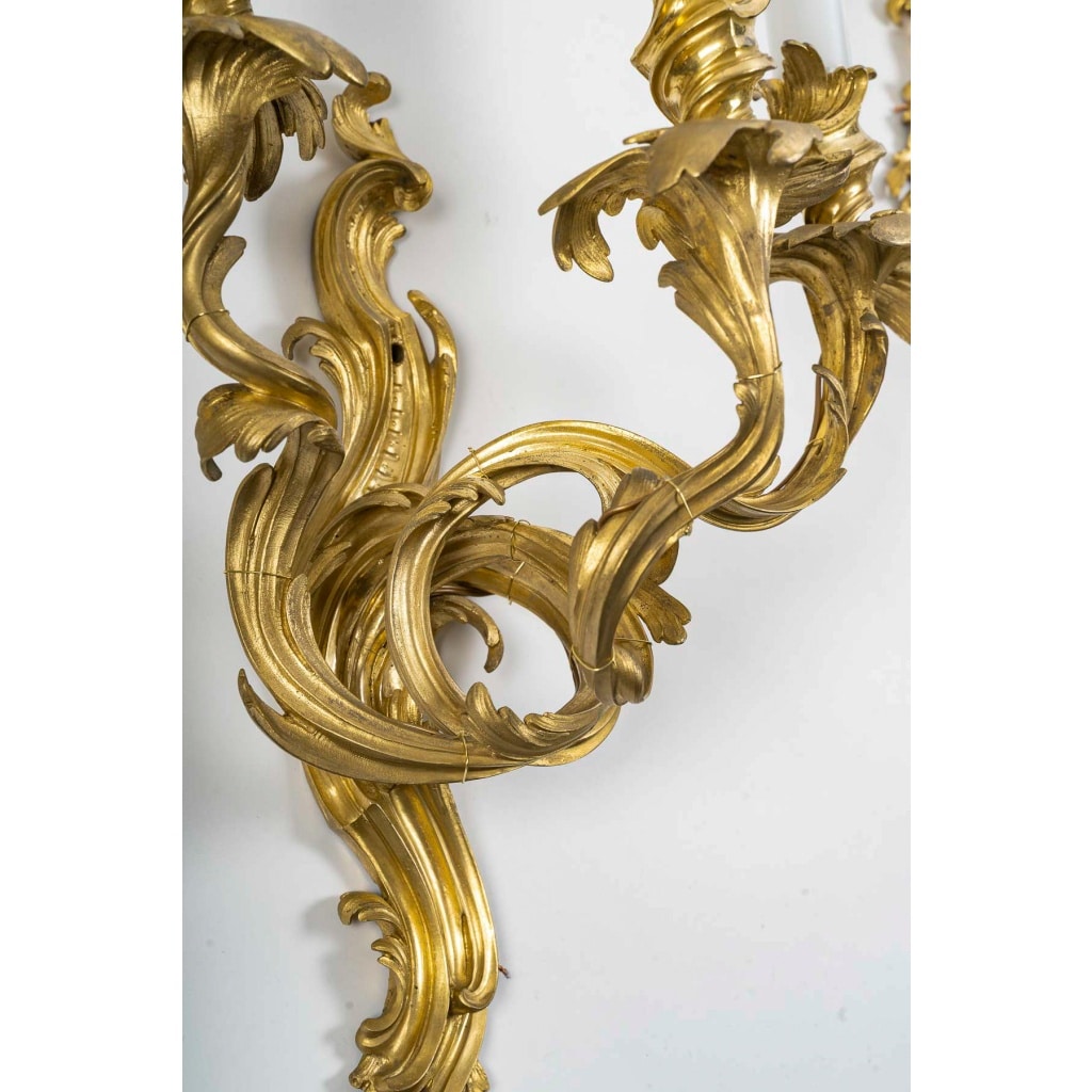 Série de six appliques à trois lumières de style Louis XV en bronze ciselé et doré vers 1880-1890 | Biron 
