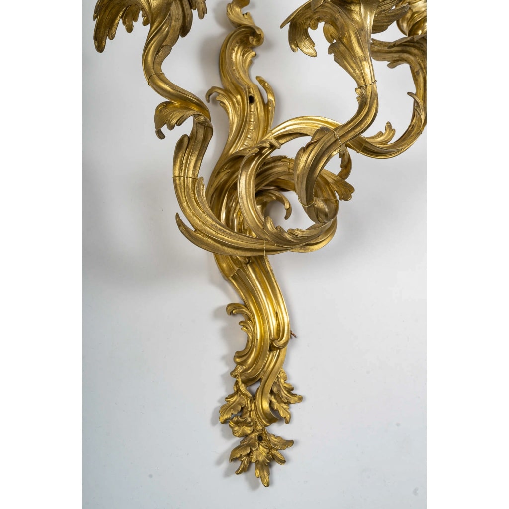 Série de six appliques à trois lumières de style Louis XV en bronze ciselé et doré vers 1880-1890 | Biron 