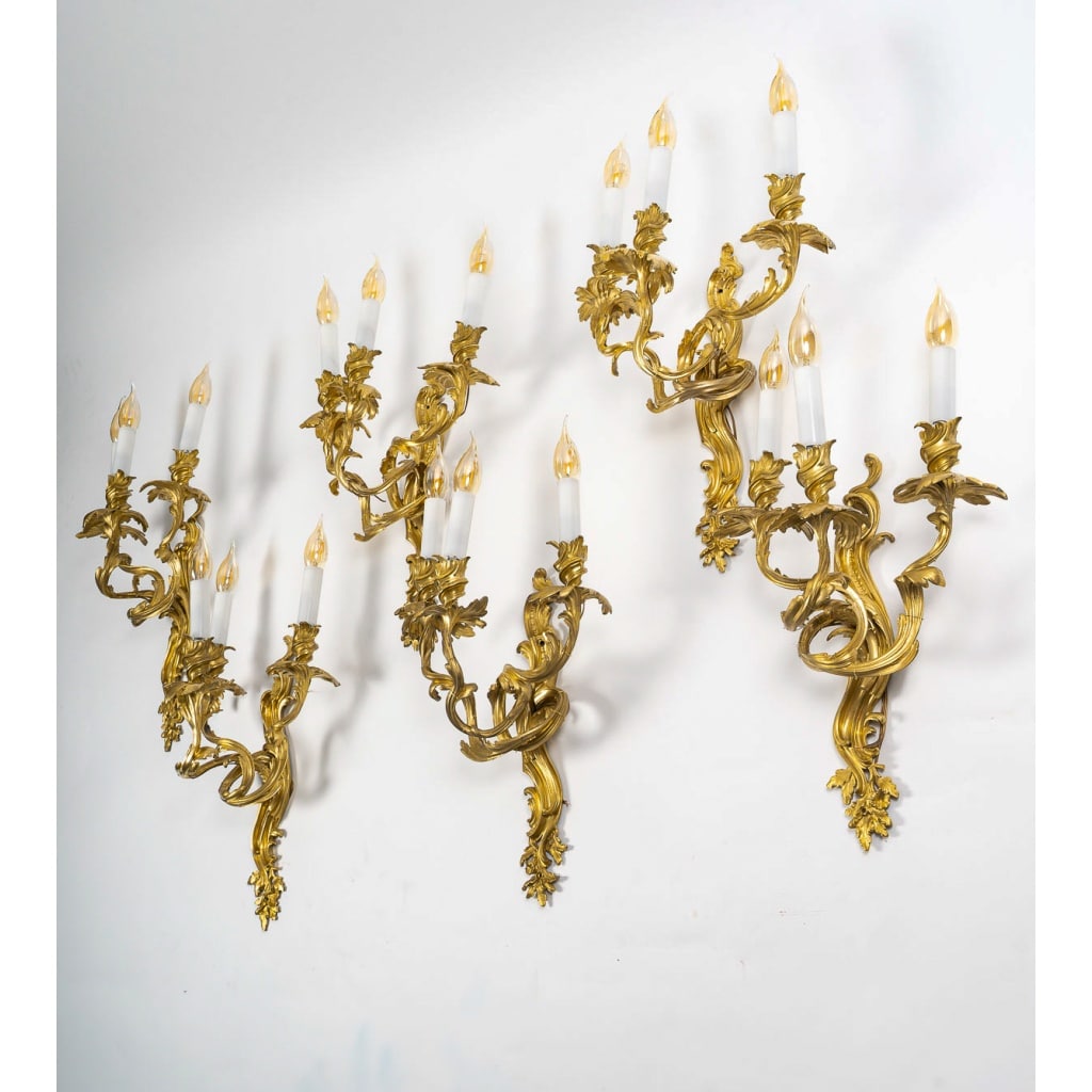 Série de six appliques à trois lumières de style Louis XV en bronze ciselé et doré vers 1880-1890 | Biron 