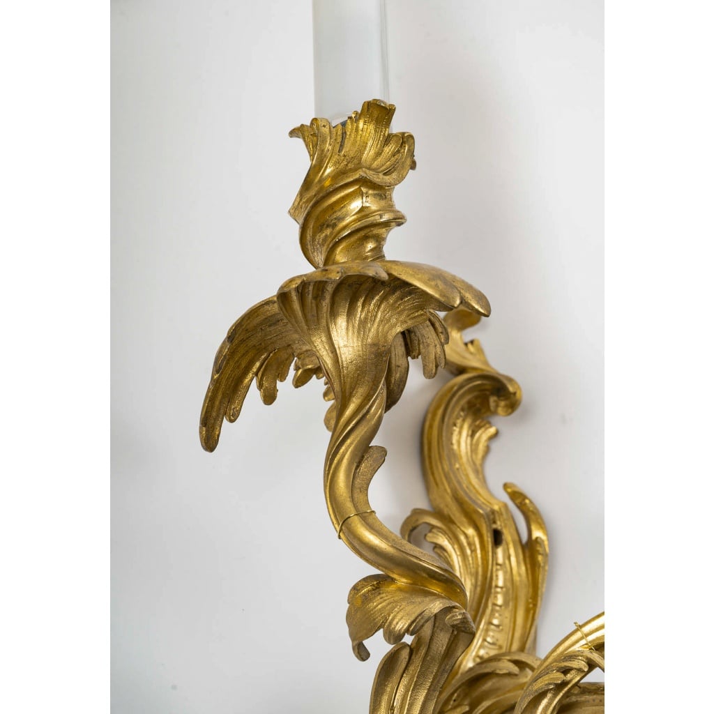 Série de six appliques à trois lumières de style Louis XV en bronze ciselé et doré vers 1880-1890 | Biron 