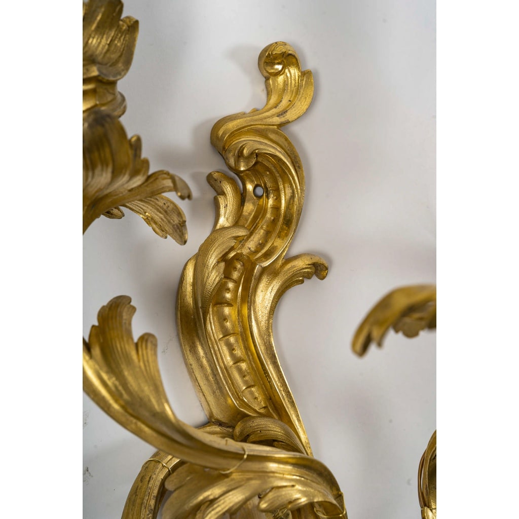 Série de six appliques à trois lumières de style Louis XV en bronze ciselé et doré vers 1880-1890 | Biron 