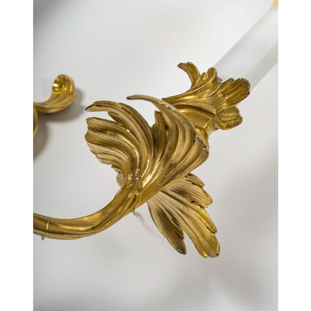 Série de six appliques à trois lumières de style Louis XV en bronze ciselé et doré vers 1880-1890 | Biron 