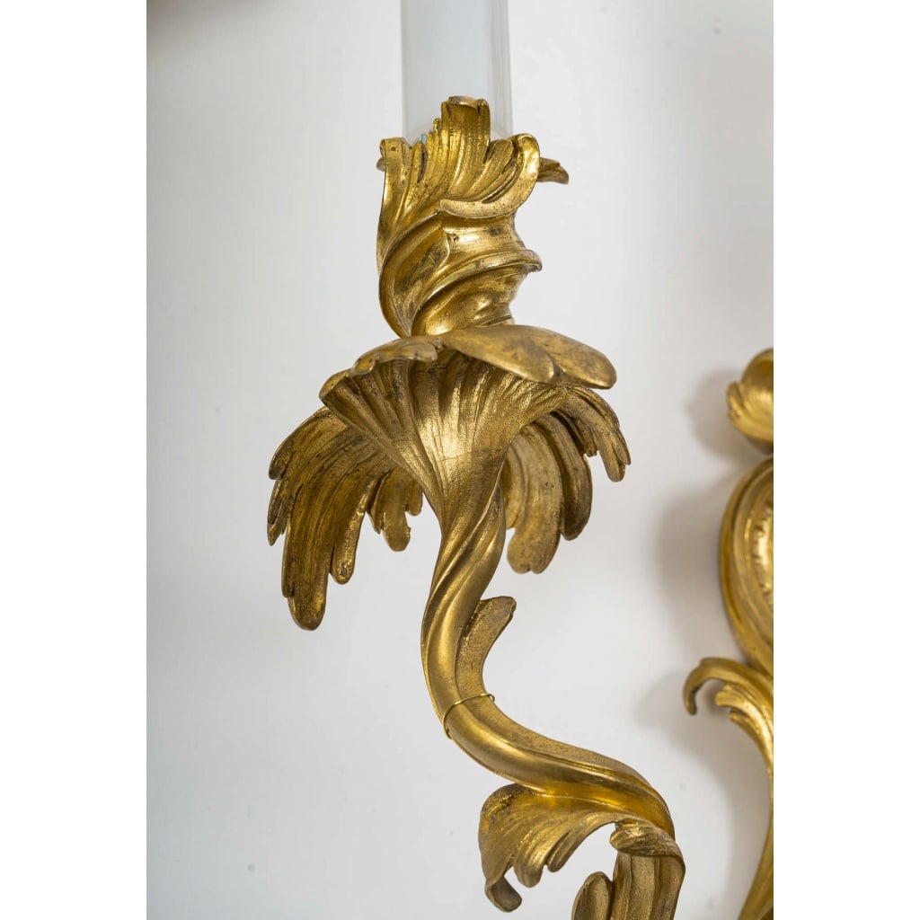Série de six appliques à trois lumières de style Louis XV en bronze ciselé et doré vers 1880-1890 | Biron 