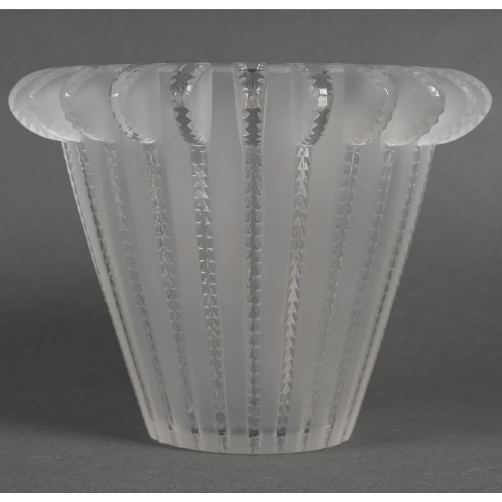 Vase Royat René Lalique | Verre Moulé Pressé Satiné | Pièce Iconique et Signée de 1936 | Biron 