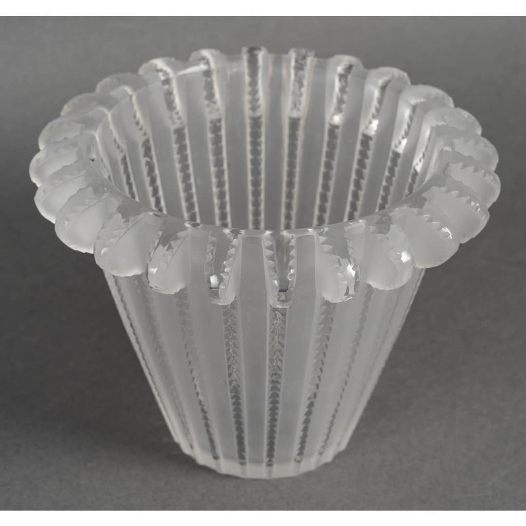 Vase Royat René Lalique | Verre Moulé Pressé Satiné | Pièce Iconique et Signée de 1936 | Biron 