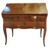 Bureau de pente époque Louis XV noyer et placage de bois fruitier quatre pieds cambrés trois tiroirs | Biron 