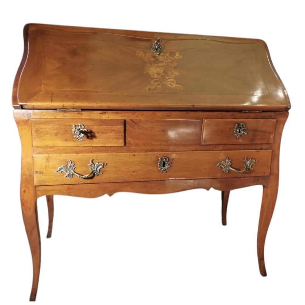 Bureau de pente époque Louis XV noyer et placage de bois fruitier quatre pieds cambrés trois tiroirs | Biron 