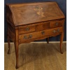 Bureau de pente époque Louis XV noyer et placage de bois fruitier quatre pieds cambrés trois tiroirs | Biron 