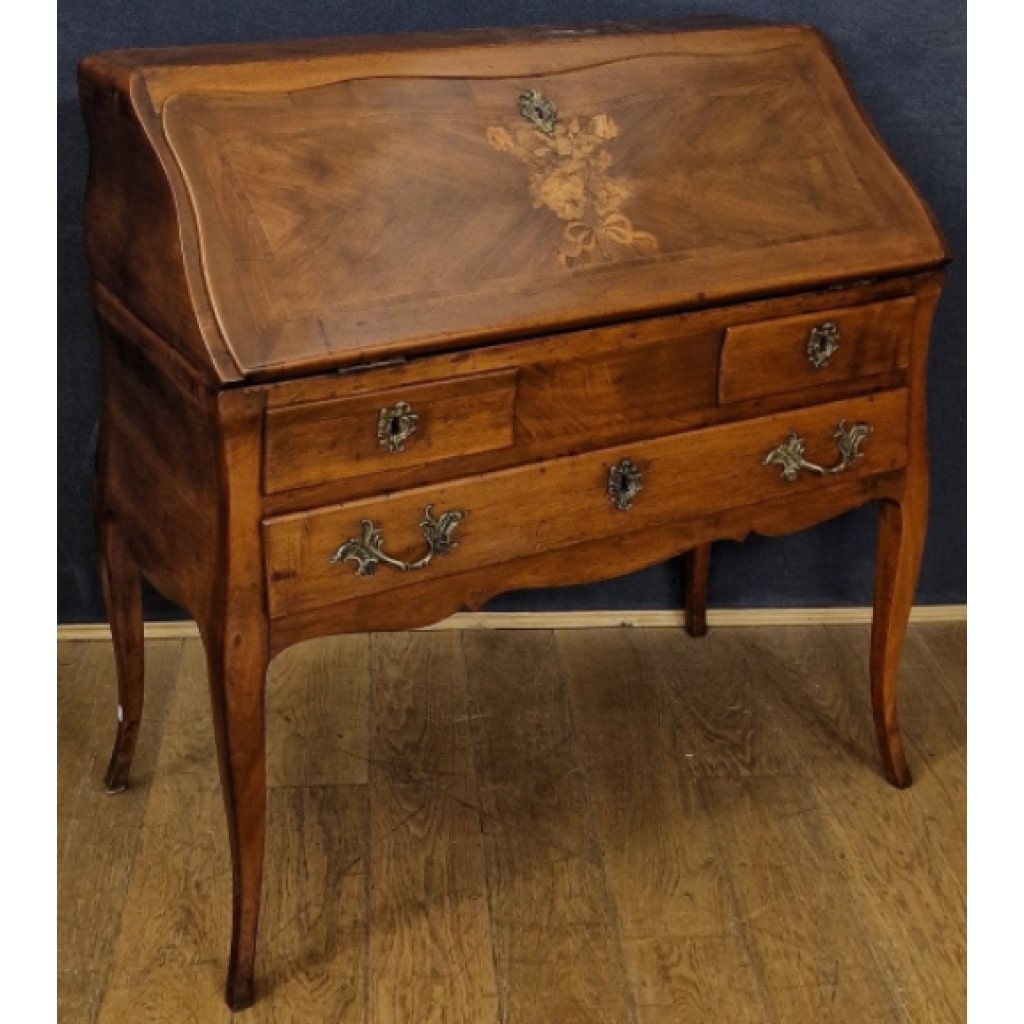 Bureau de pente époque Louis XV noyer et placage de bois fruitier quatre pieds cambrés trois tiroirs | Biron 