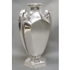 Orfèvre BOULENGER – Vase en argent massif ART DECO circa 1925/1930 | Biron Orfèvre BOULENGER – Vase en argent massif ART DECO circa 1925/1930 Grand vase en argent massif de forme balustre sur un piédouche hexagonal, agrémenté de deux anses latérales sur la hauteur. De formes très géométriques. Dimension : Hauteur 36,5 cm – largeur aux anses 23,5 cm Matière : Argent 1er titre 950/°°° Poids : 3.095 grammes Poinçon : MINERVE Epoque : ART DECO vers 1925/ 1930 Orfèvre : BOULENGER A PARIS Origine : France/Paris