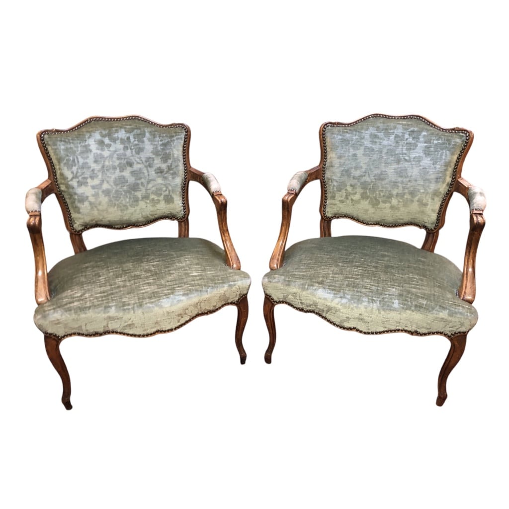 Paire de fauteuils à coiffer de style Louis XV à dossier cabriolet de forme chantournée en hêtre mouluré. | Biron 