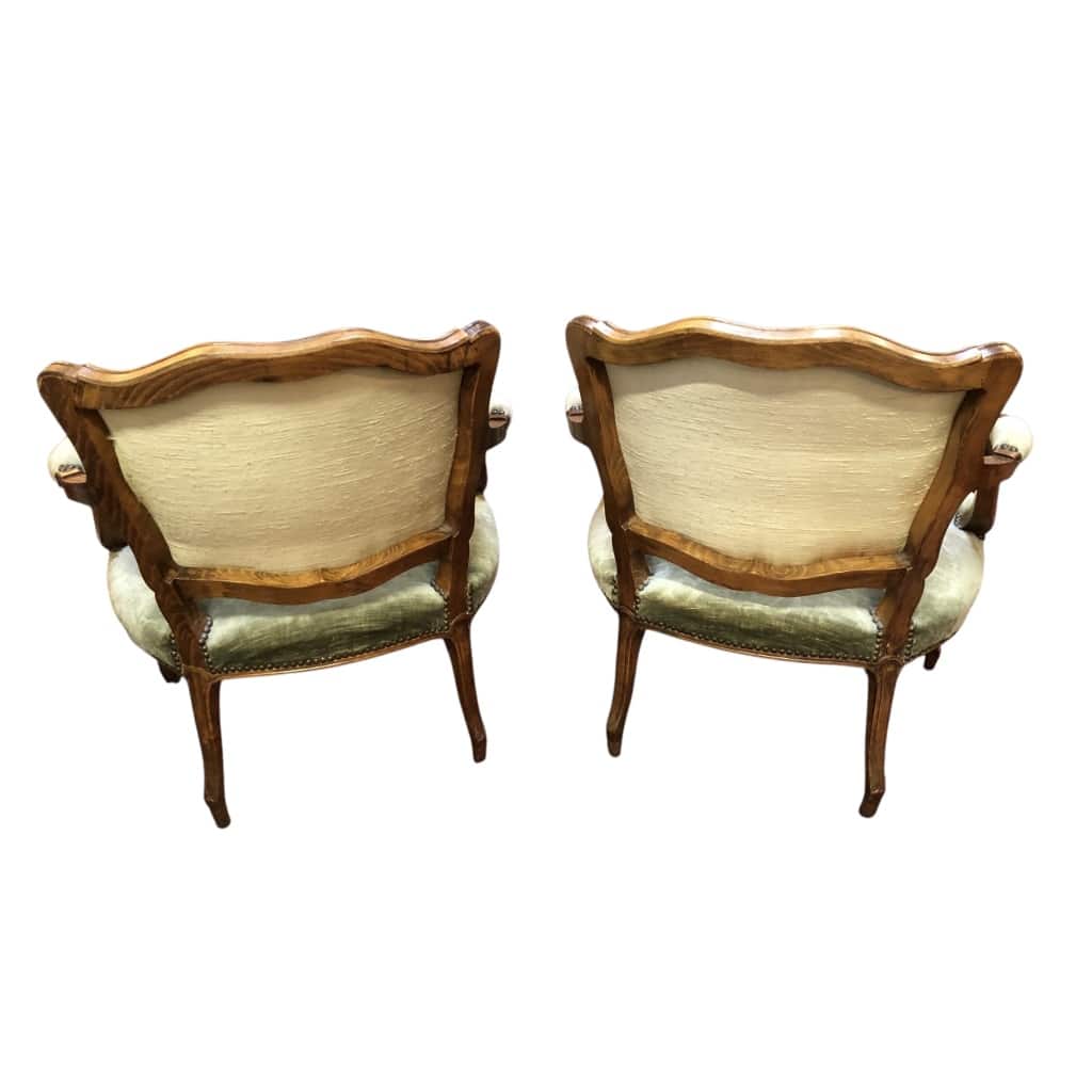 Paire de fauteuils à coiffer de style Louis XV à dossier cabriolet de forme chantournée en hêtre mouluré. | Biron 