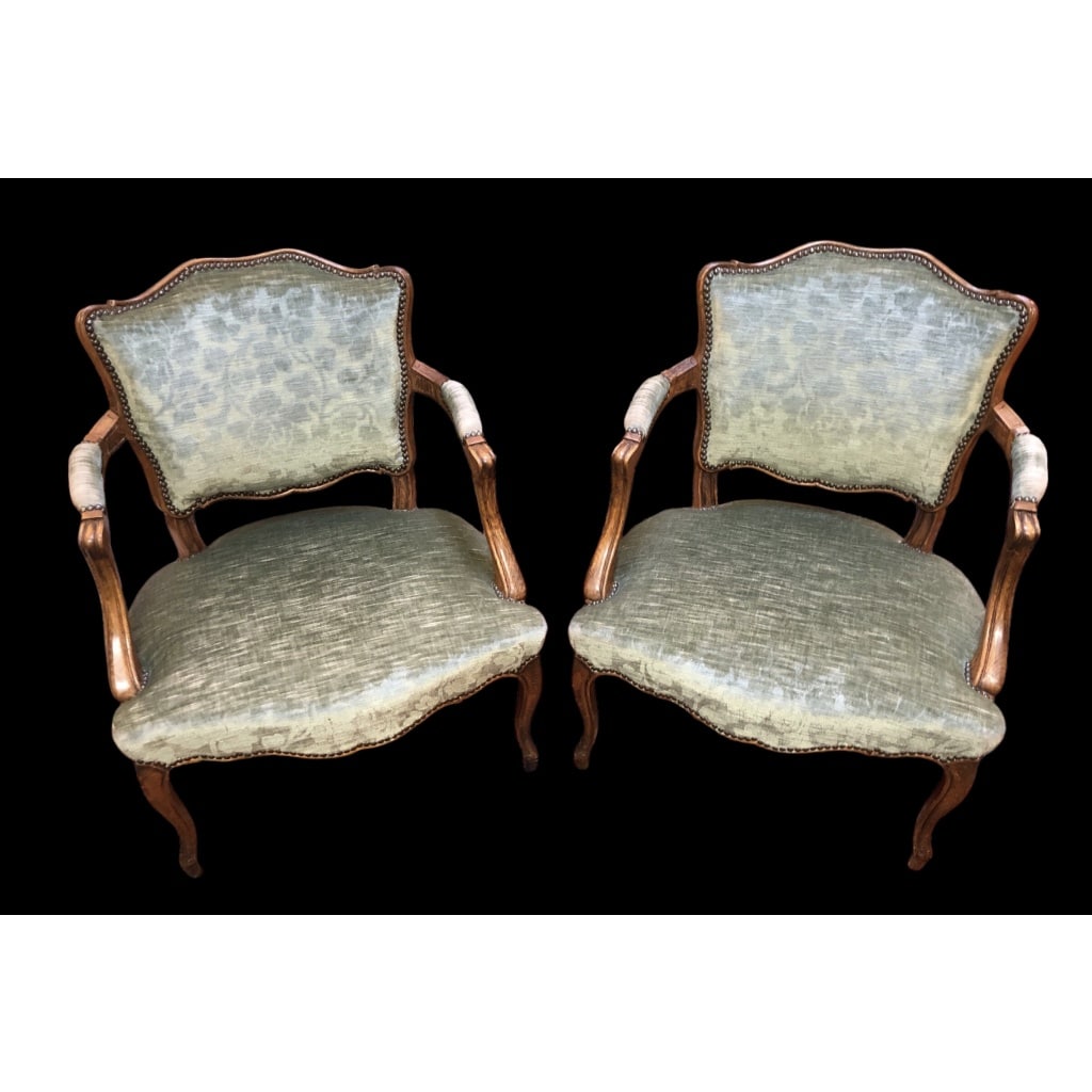 Paire de fauteuils à coiffer de style Louis XV à dossier cabriolet de forme chantournée en hêtre mouluré. | Biron 