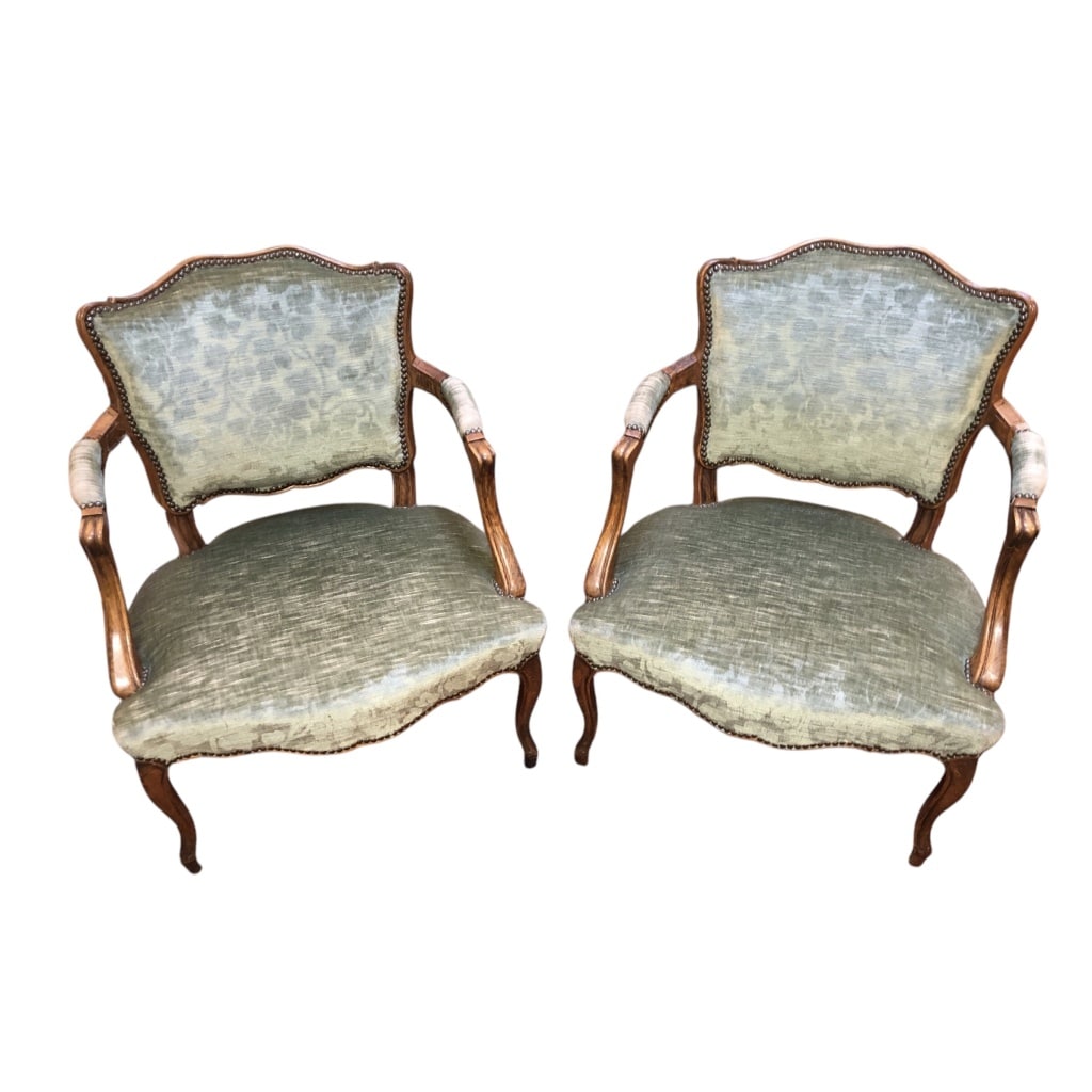 Paire de fauteuils à coiffer de style Louis XV à dossier cabriolet de forme chantournée en hêtre mouluré. | Biron 