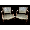 Paire de fauteuils à coiffer de style Louis XV à dossier cabriolet de forme chantournée en hêtre mouluré. | Biron 