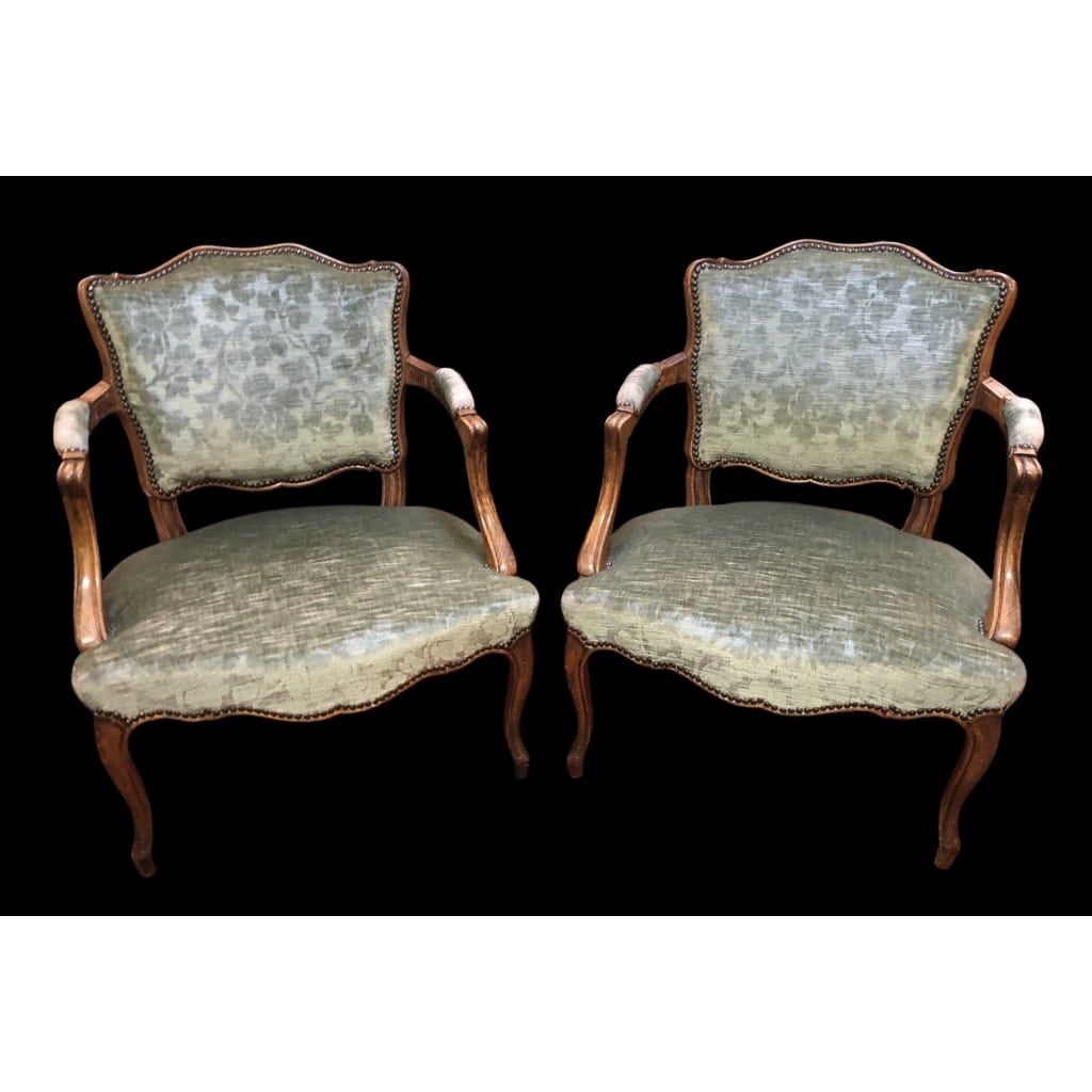 Paire de fauteuils à coiffer de style Louis XV à dossier cabriolet de forme chantournée en hêtre mouluré. | Biron 