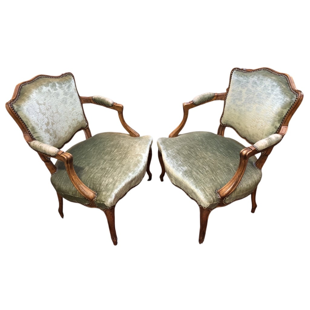 Paire de fauteuils à coiffer de style Louis XV à dossier cabriolet de forme chantournée en hêtre mouluré. | Biron 